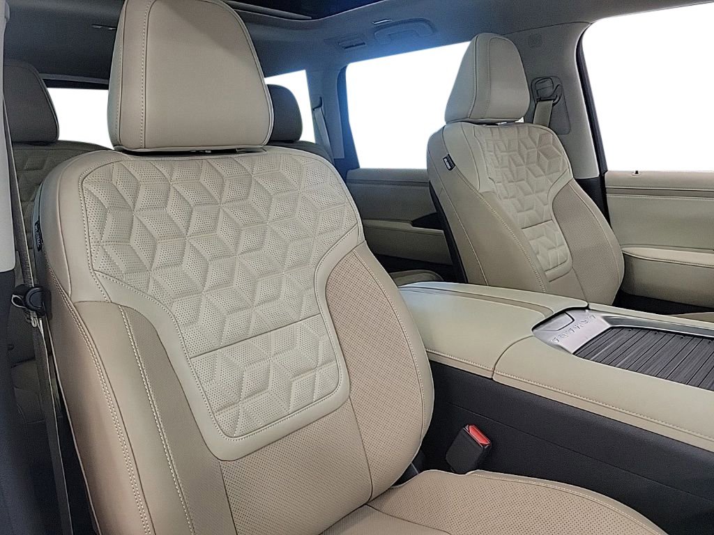 New 2026 Gun Metallic / Super Black Two-tone Nissan Platinum Reserve image 19