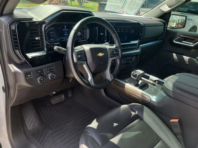 Used 2025 White Chevrolet LT image 18