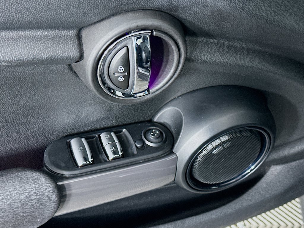 Used 2016 Black MINI Base image 18