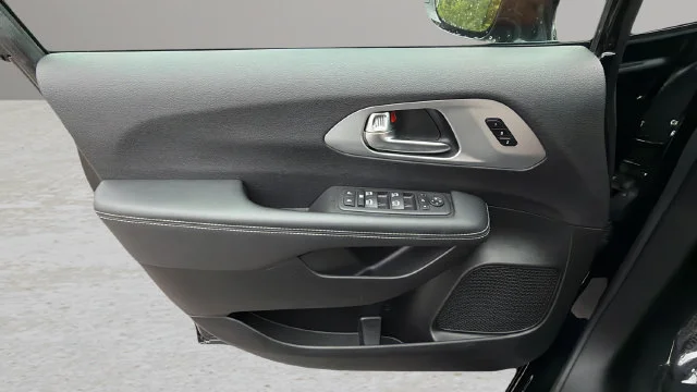 Used 2026  Chrysler Limited image 17