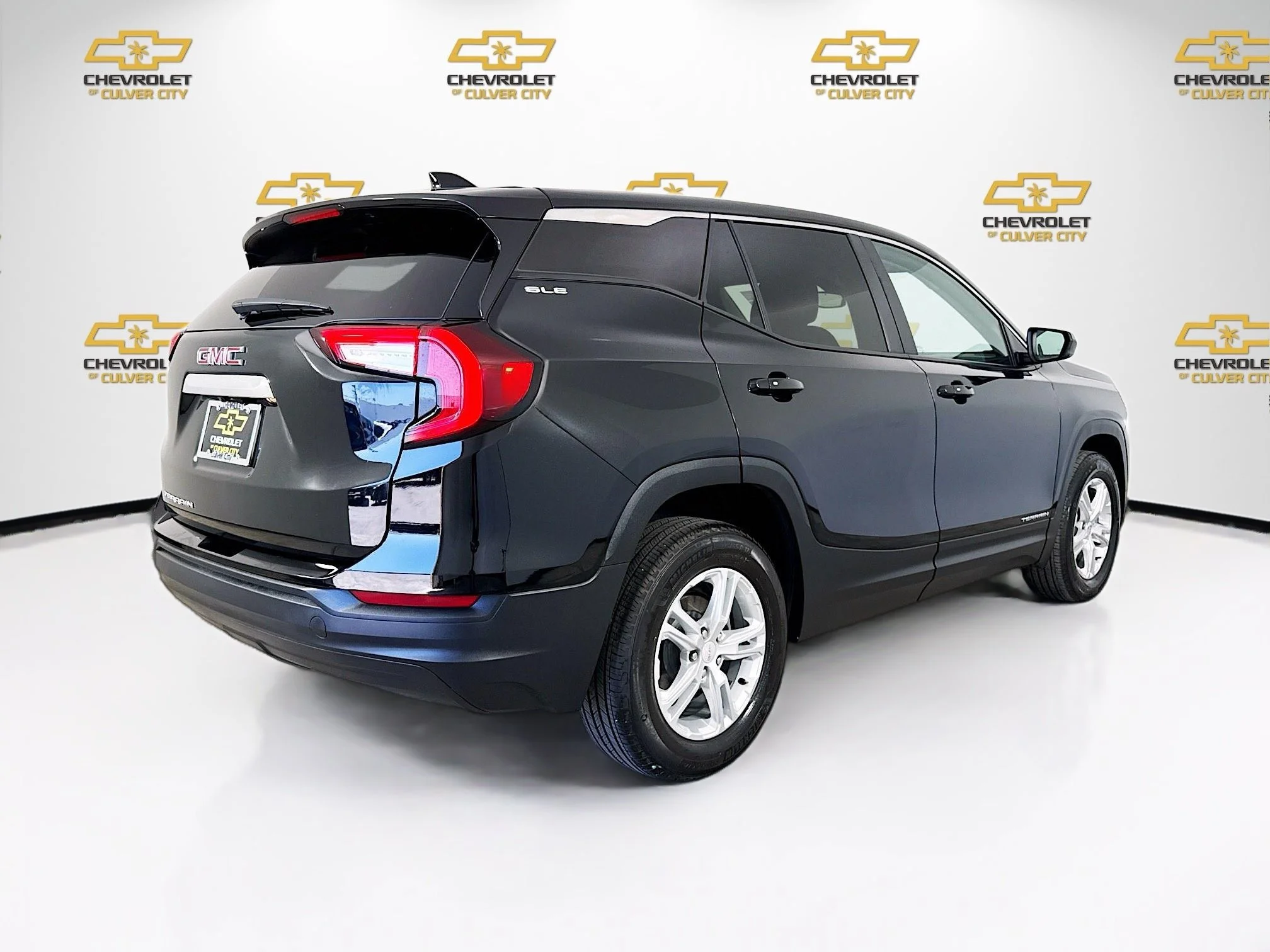 Used 2023 Ebony Twilight Metallic GMC SLE image 8