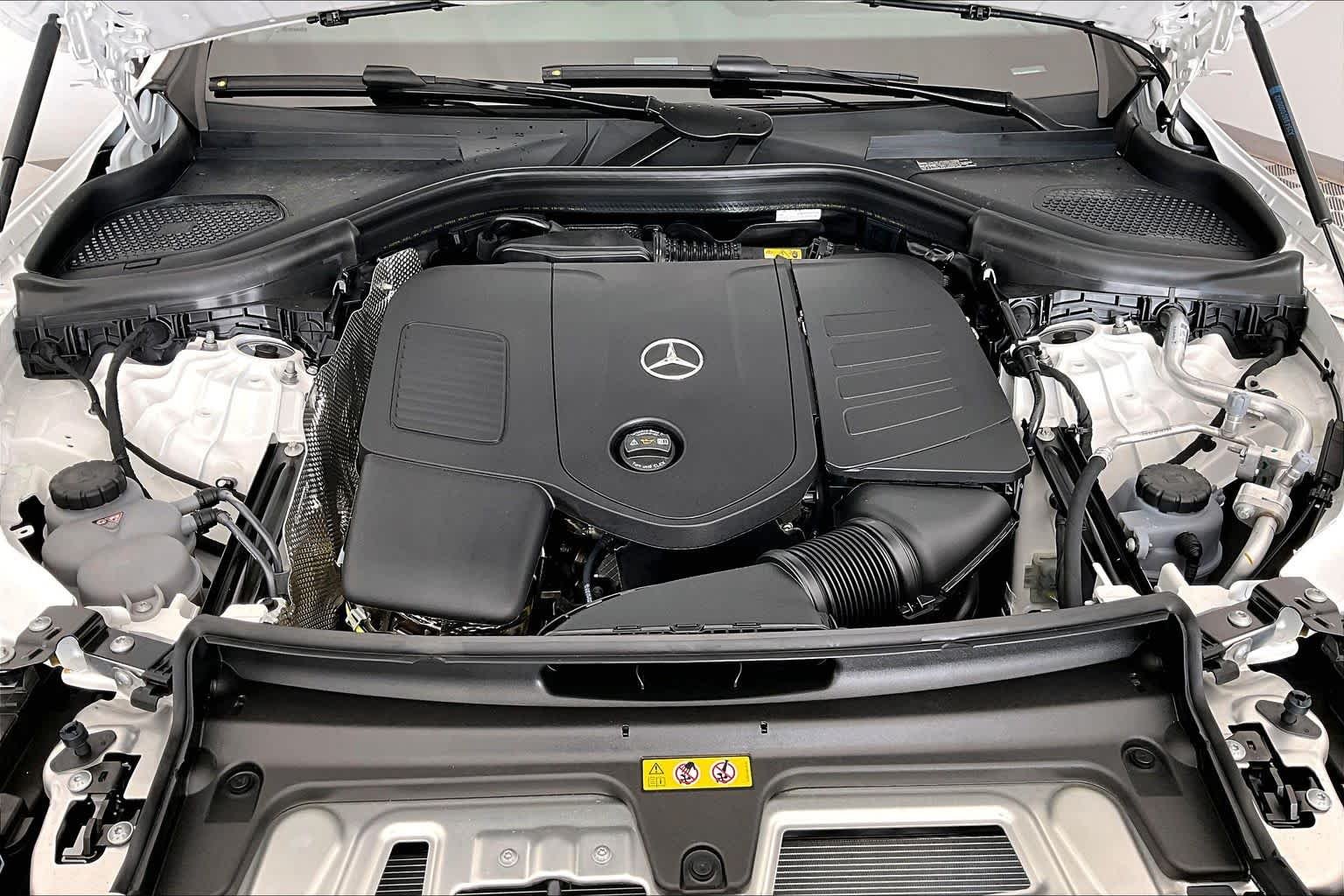 New 2026 Polar White Mercedes-Benz GLC 300 image 9