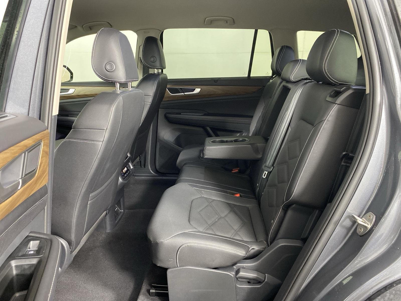 Used 2025  Volkswagen 2.0T SE w/Technology image 9