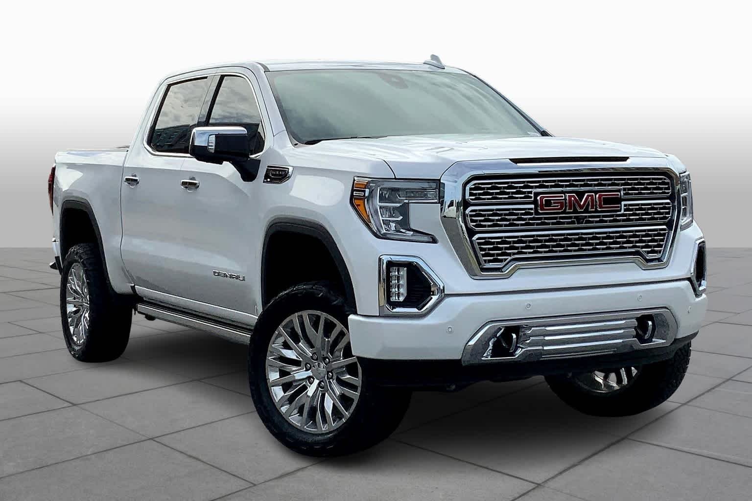 Used 2019 White Frost Tricoat GMC Denali image 3
