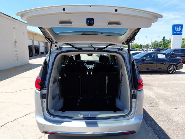 Used 2024 Silver Mist Clearcoat Chrysler Touring L image 30