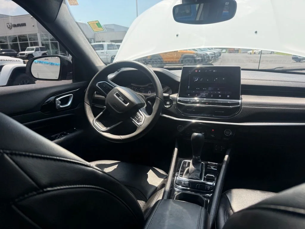 Used 2022 White Jeep Latitude image 46
