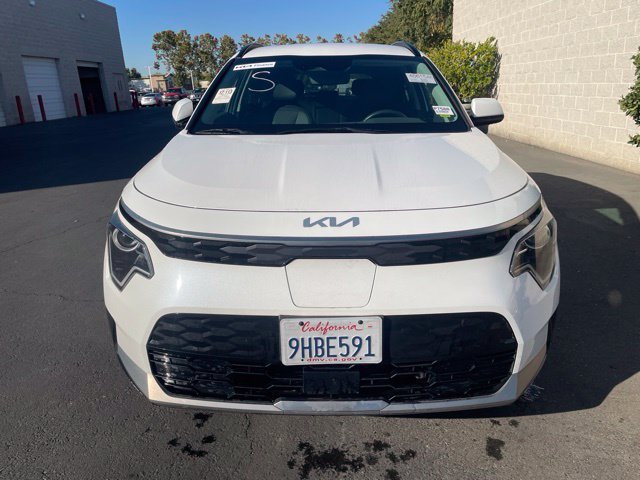 Used 2023 White Kia Wind image 2