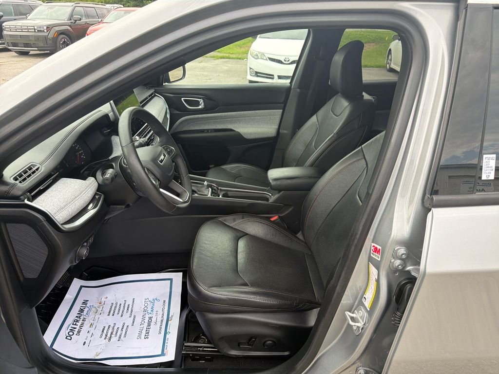 Used 2023 Silver Jeep Latitude Lux image 13