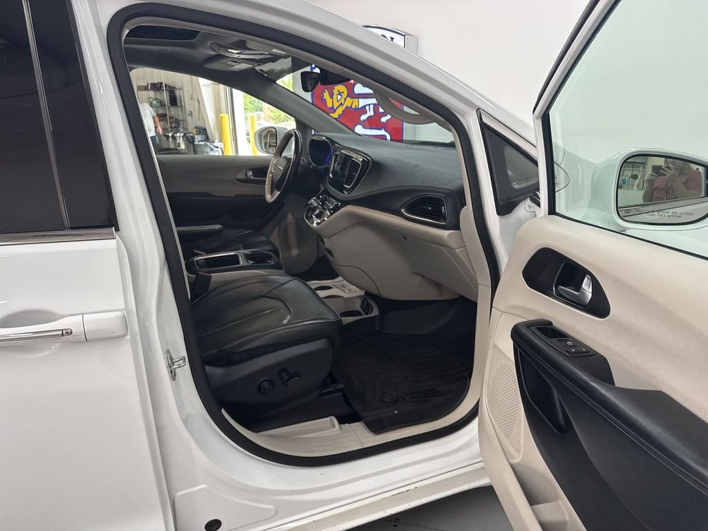 Used 2018 Bright White Clearcoat Chrysler Limited image 18