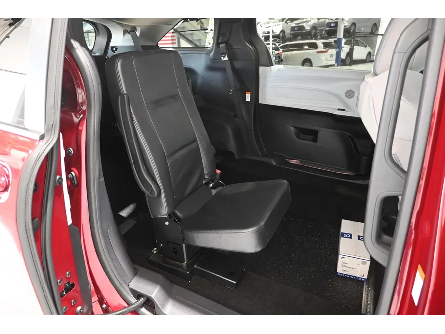 2026 Toyota Sienna LE - Photo 17