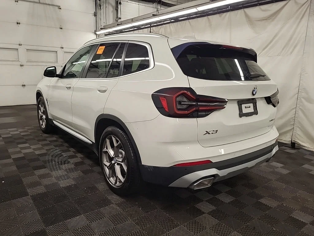 Used 2022  BMW xDrive30i image 4