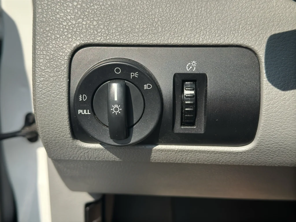 Used 2006 Performance White Clearcoat Ford GT Premium image 23