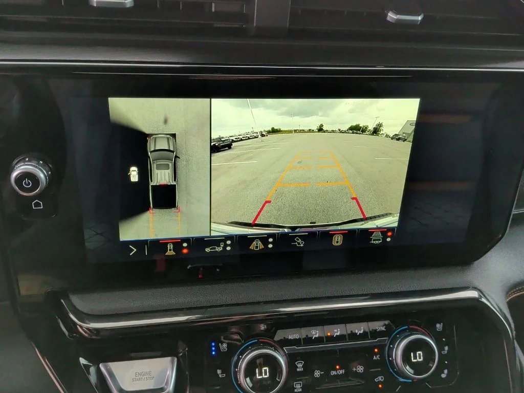 Used 2024 White GMC AT4 image 27