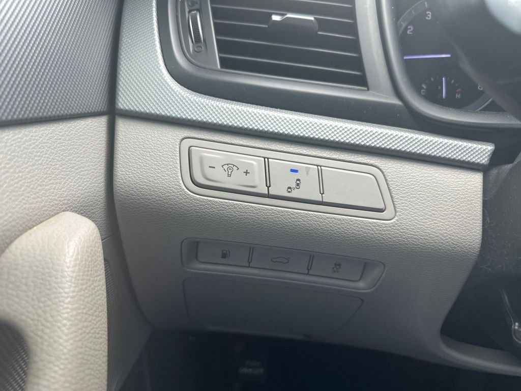Used 2019 Red Hyundai SE image 17
