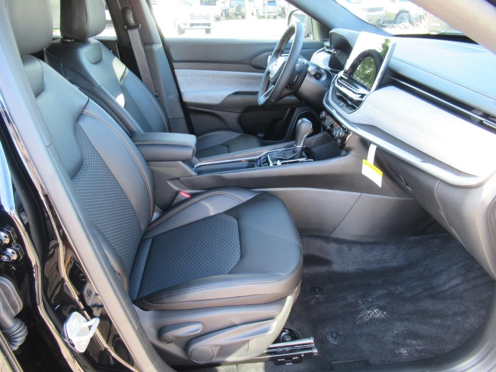 New 2026 Diamond Black Crystal Pearlcoat Jeep Latitude image 10