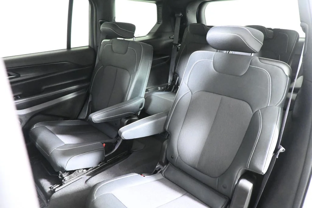 Used 2024 White Jeep Laredo image 4