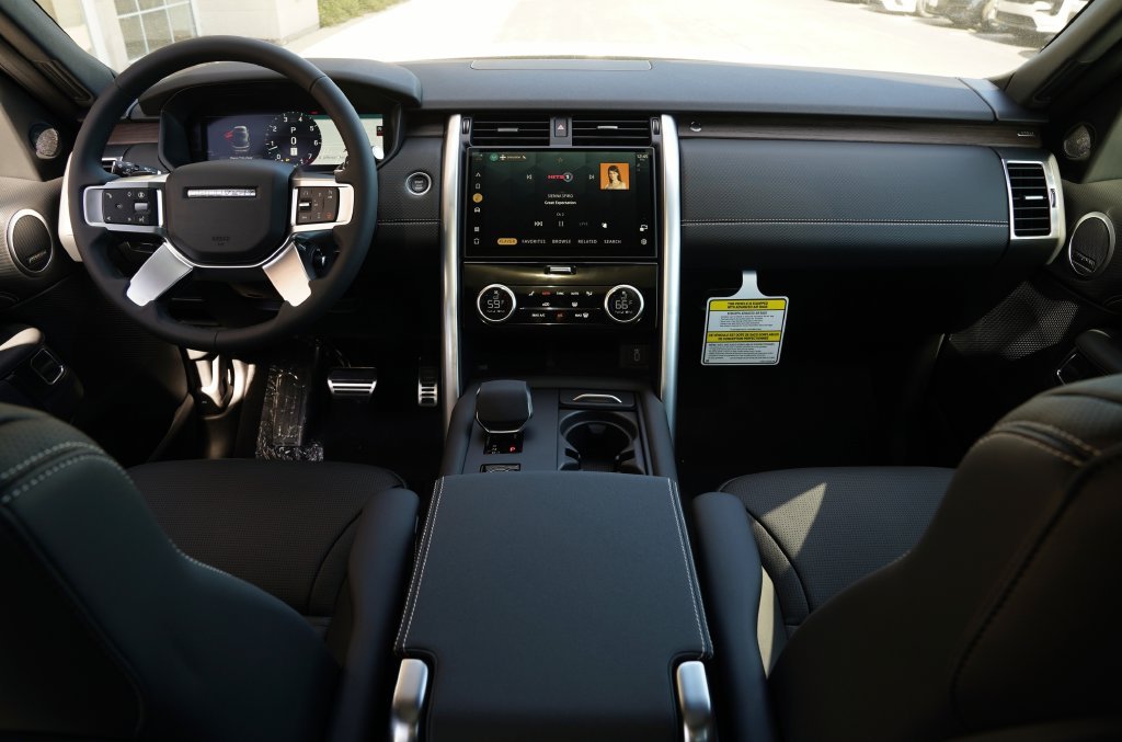 New 2026 Fuji White Land Rover Dynamic SE image 9
