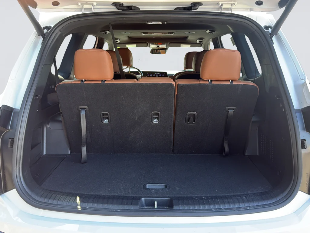 Used 2025 White Kia EX X-Line image 31
