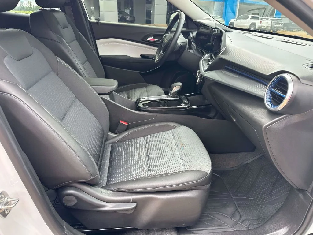Used 2025 White Chevrolet LT image 17
