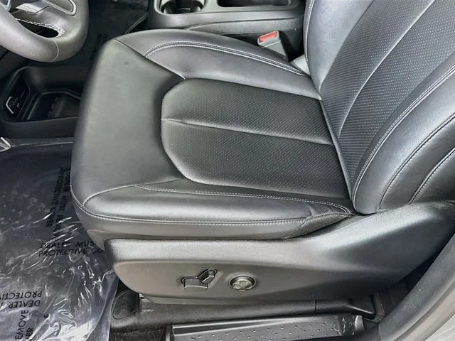Used 2025 White Chrysler Select image 19