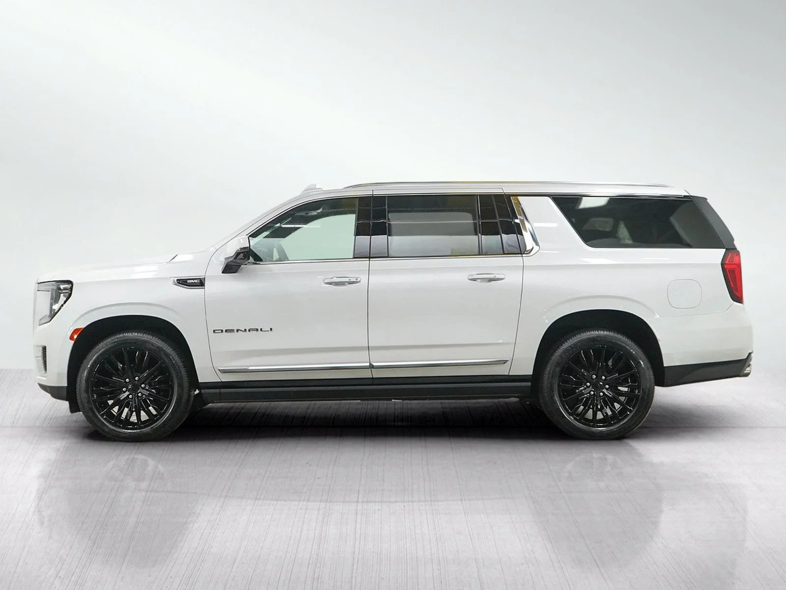 Used 2024 GMC Yukon XL Denali with VIN 1GKS2JKL3RR345522 for sale in Minneapolis, Minnesota