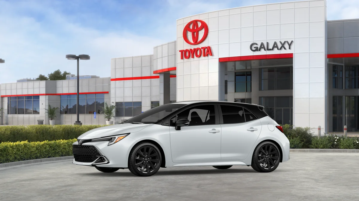 New 2027 Wind Chill Pearl with Black roof Toyota XSE image 3