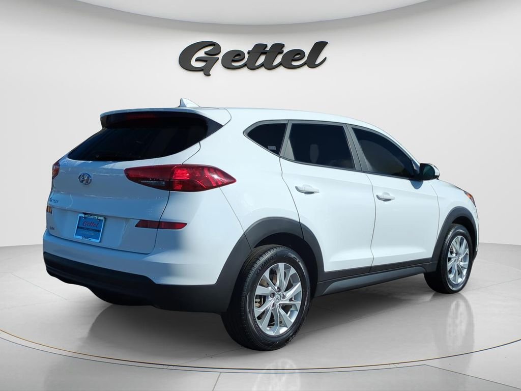 Used 2020 White Hyundai SE image 4