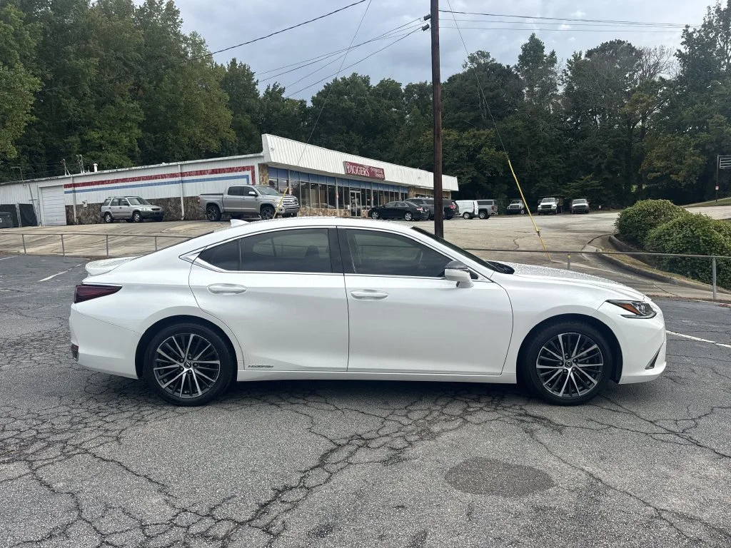 Used 2022 White Lexus 300h image 8