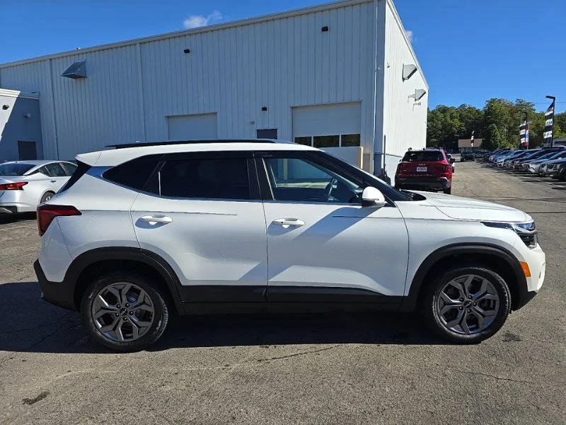 Used 2024 White Kia S image 12