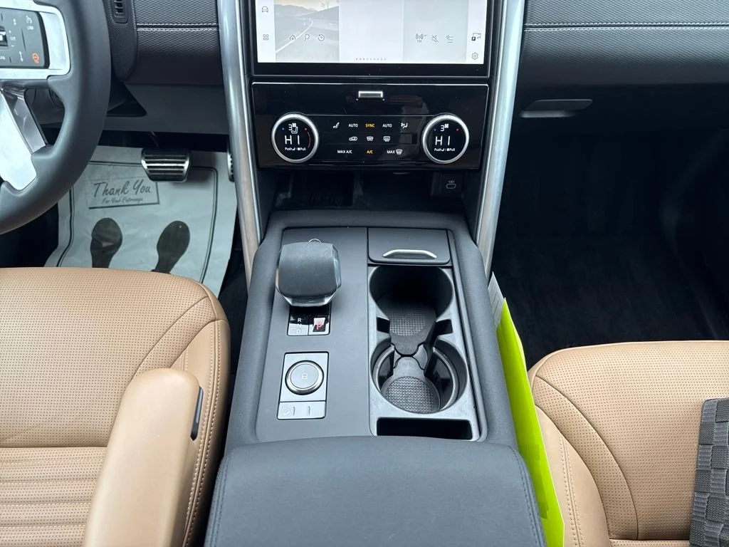 Certified Used 2025 White Land Rover Dynamic SE image 25