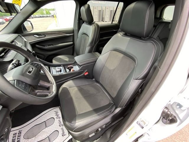 New 2026 Bright White Clear-Coat Exterior Paint Jeep Altitude image 10