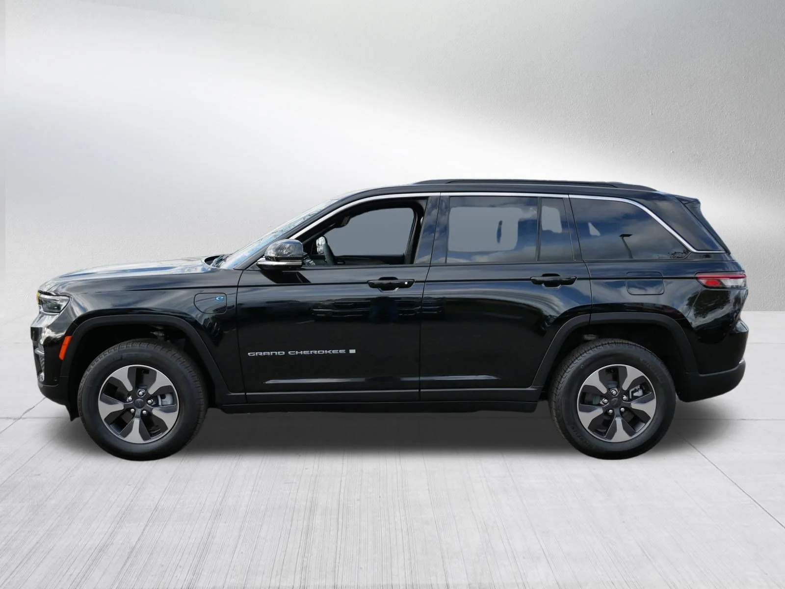 Used 2025 Diamond Black Crystal Pearlcoat Jeep  image 4