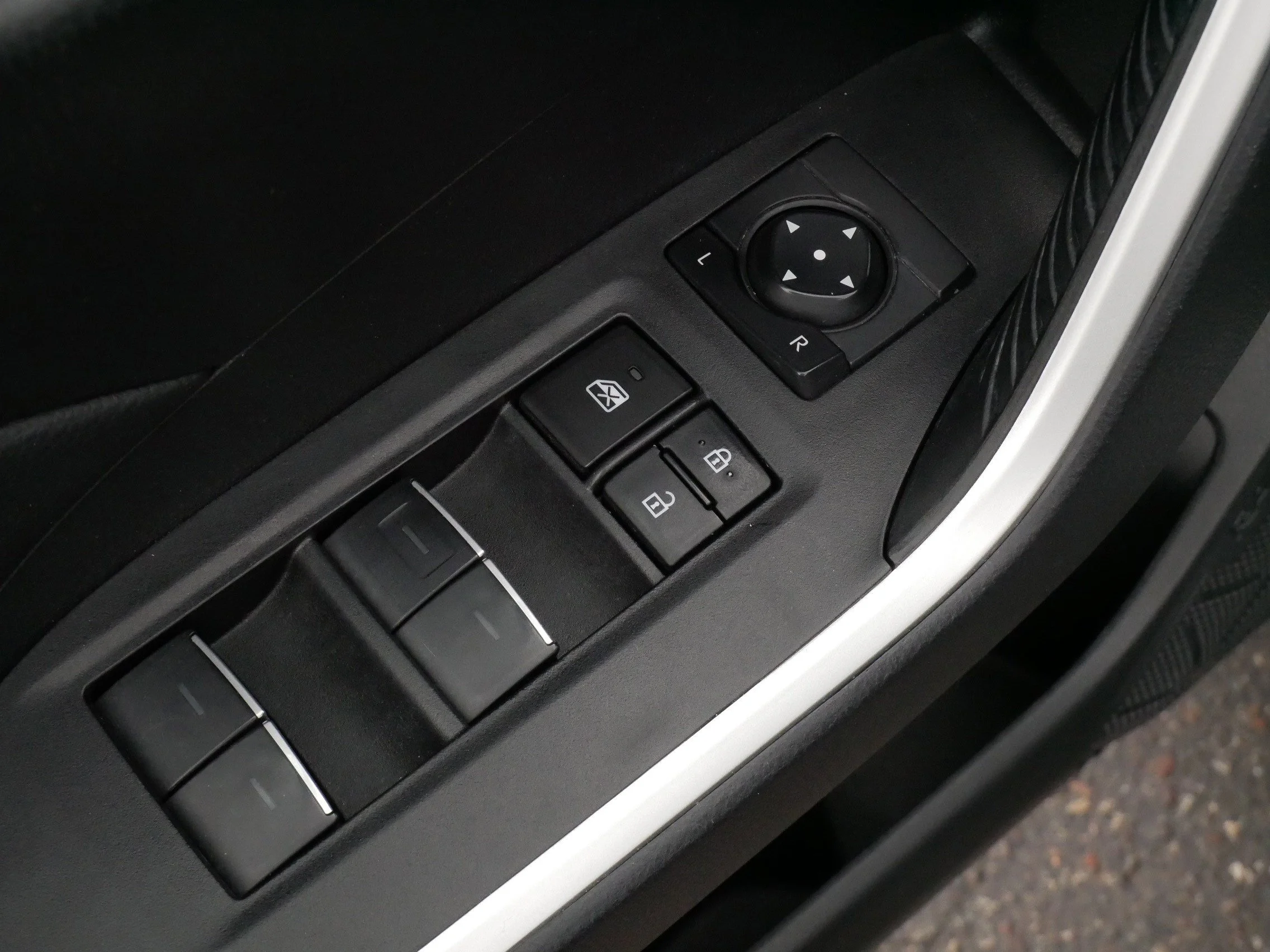 Used 2024 Magnetic Gray Metallic Toyota Hybrid XLE image 19