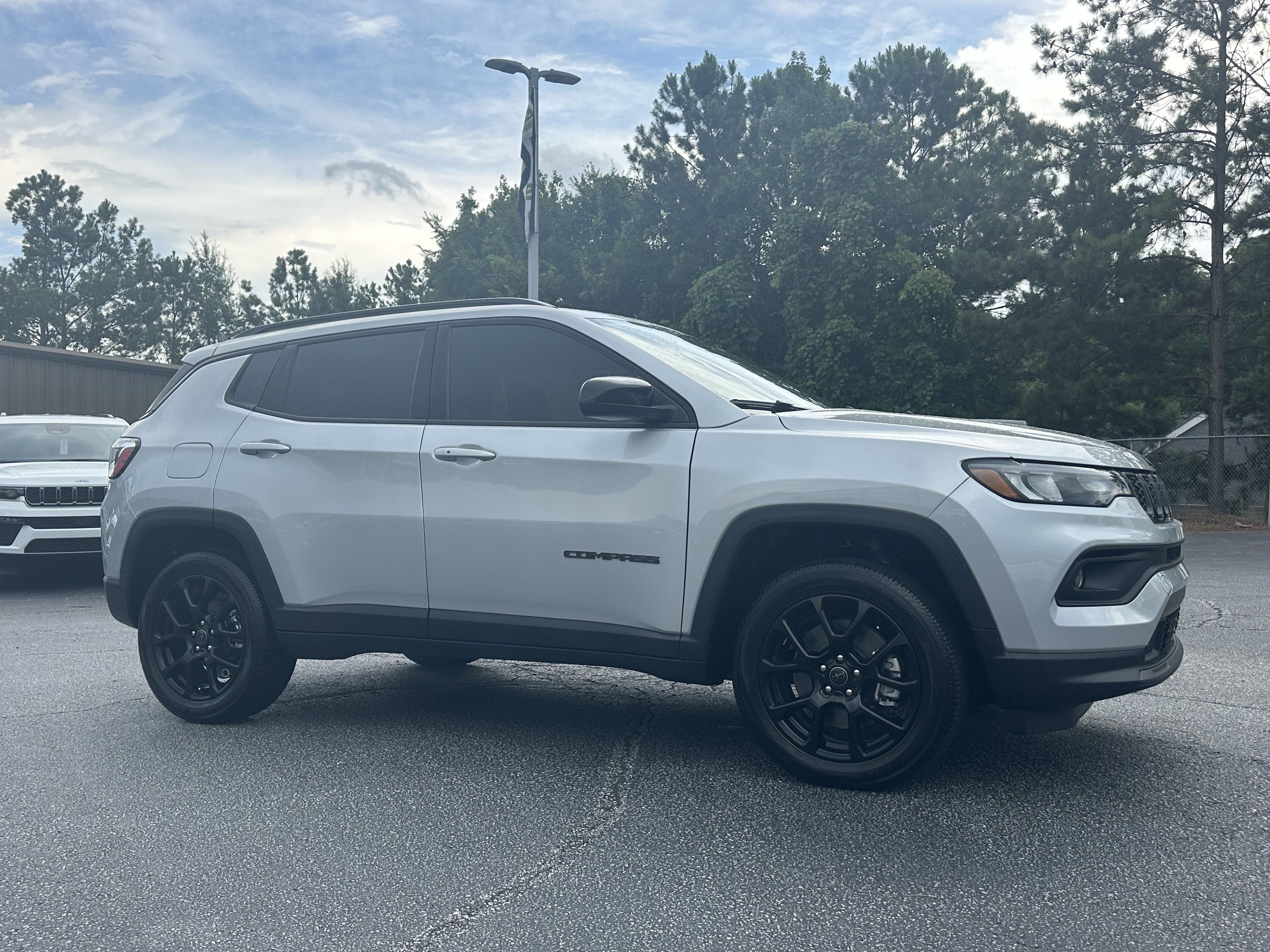 New 2026 Silver Zynith Metallic Clearcoat Jeep Latitude Altitude image 2