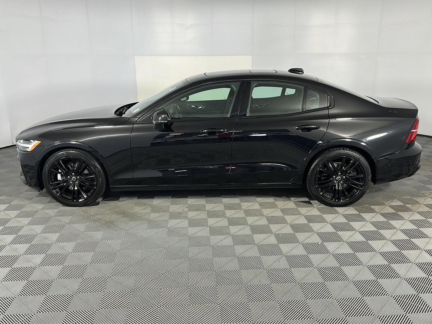 Used 2024 Onyx Black Metallic Volvo Plus Black Edition image 12