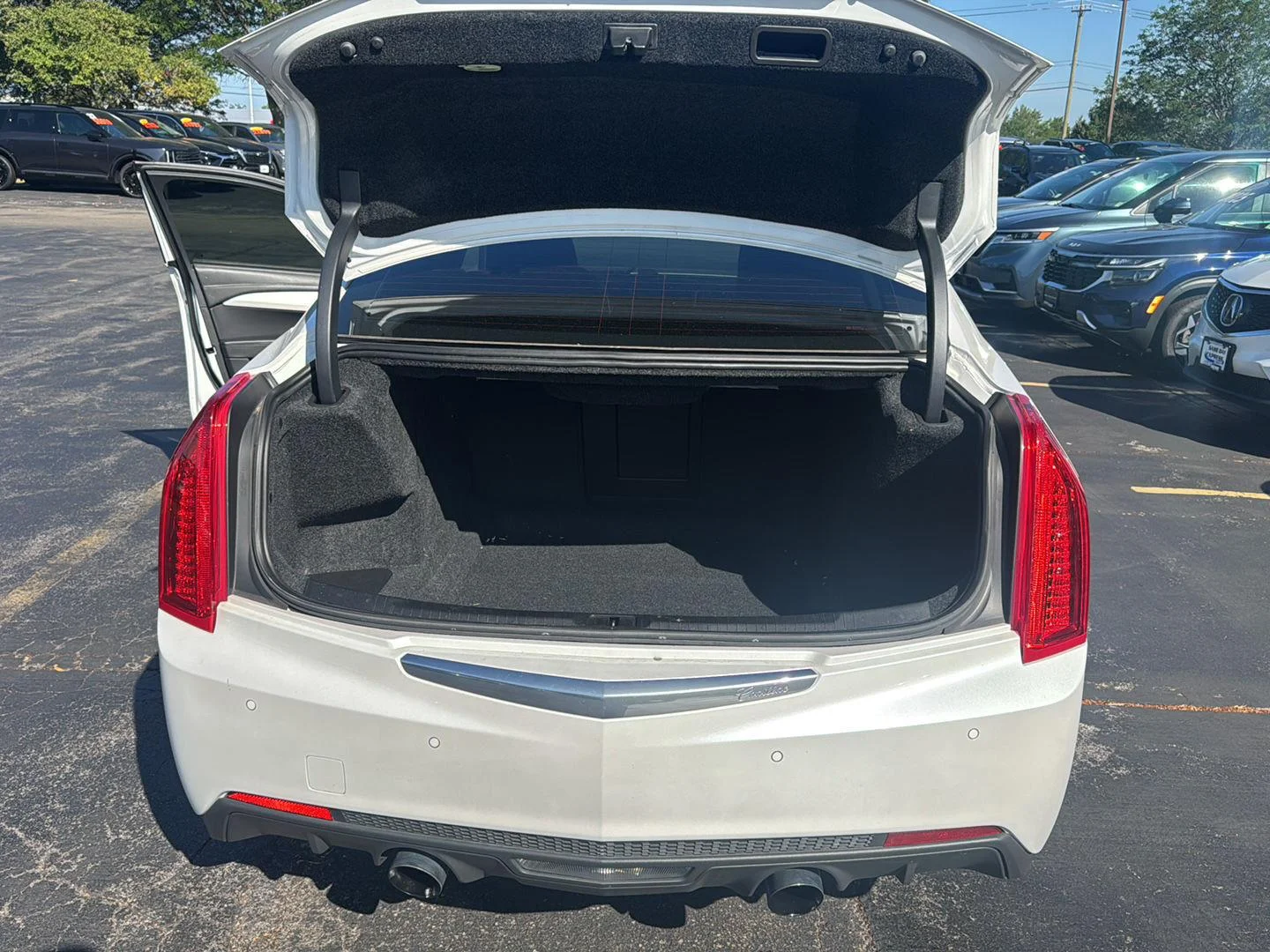 Used 2018 Crystal White Tricoat Cadillac Luxury AWD image 20