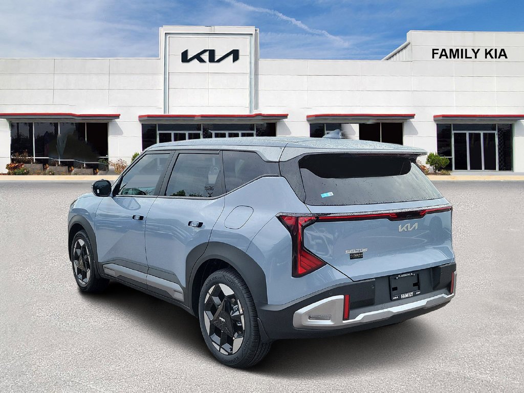 New 2027 Pale Gray Kia S image 4