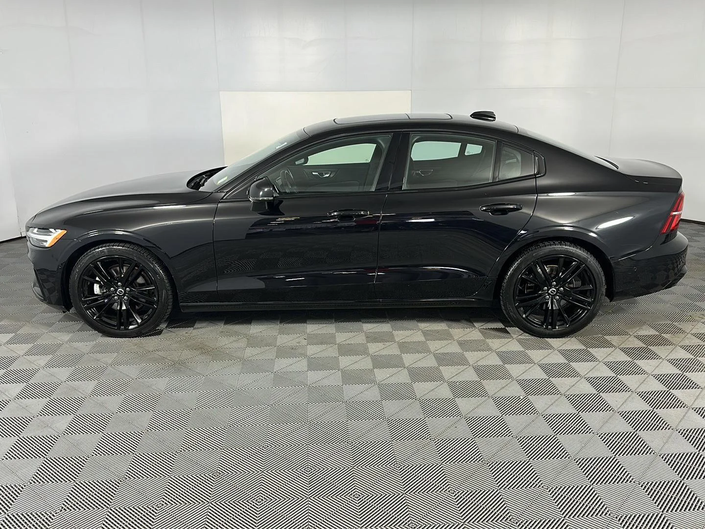 Used 2024 Onyx Black Metallic Volvo Plus Black Edition image 12