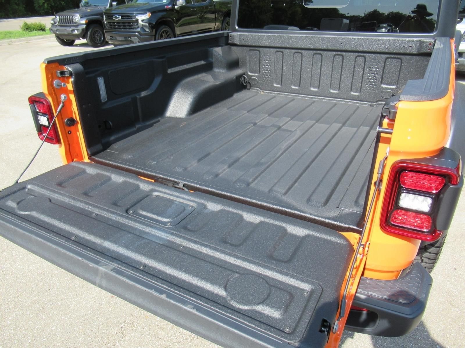 Used 2025  Jeep Mojave image 32