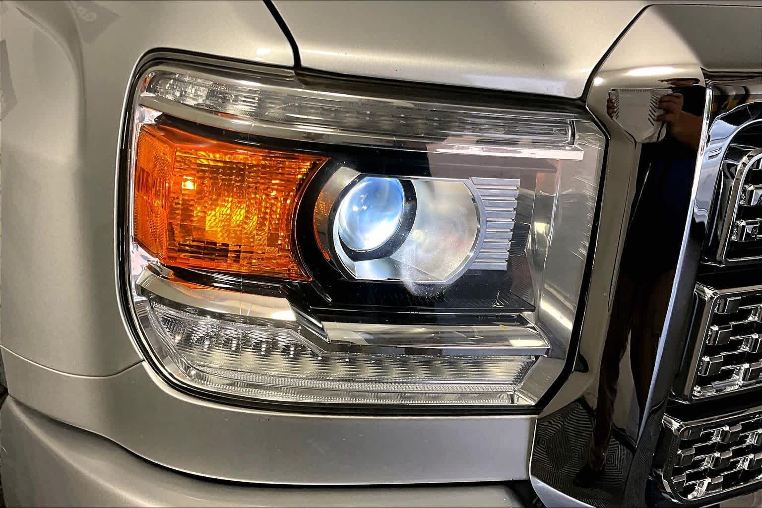 Used 2018 Quicksilver Metallic GMC Denali image 27
