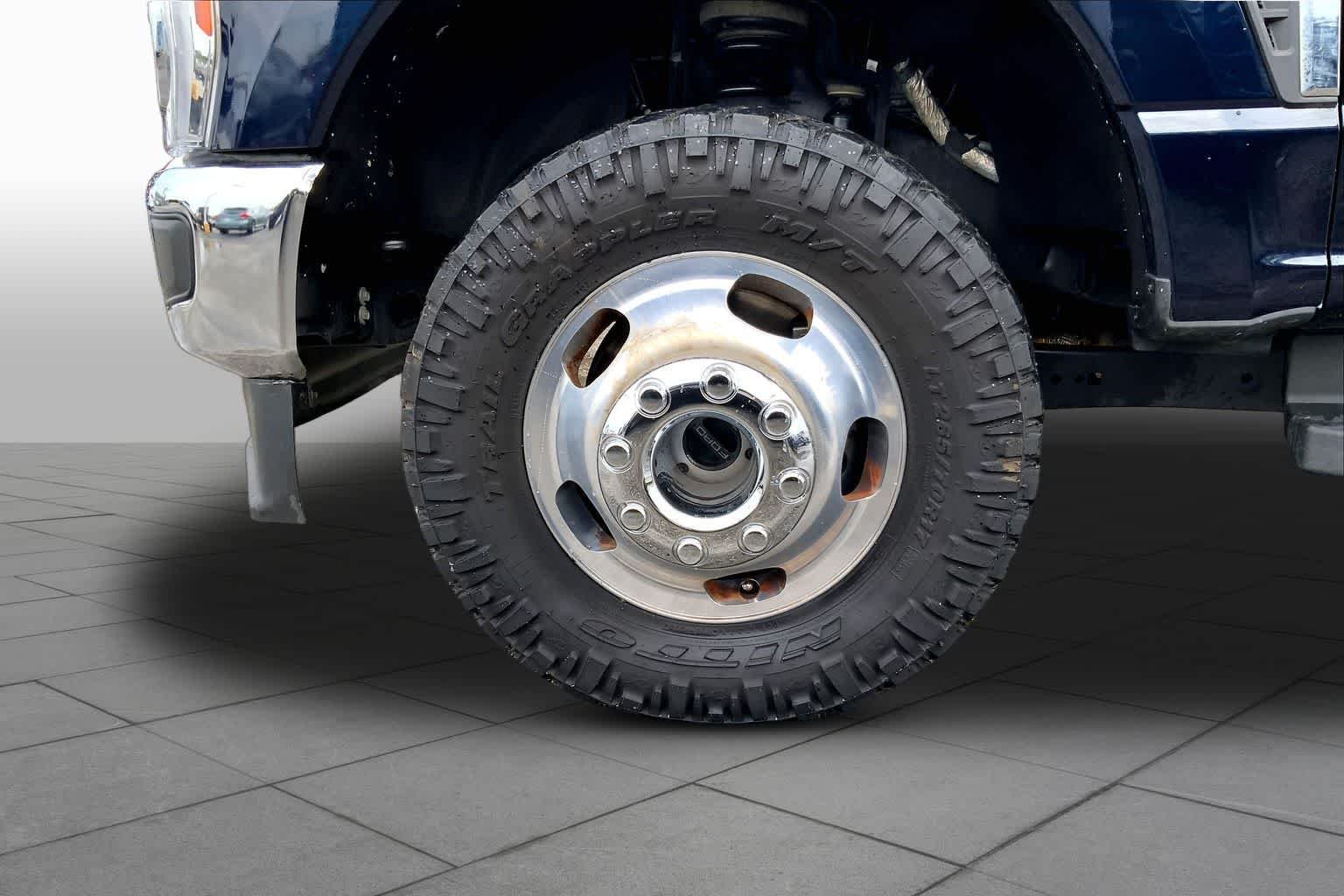 Used 2023 Antimatter Blue Metallic Ford LARIAT image 10