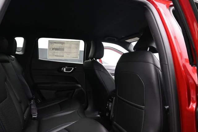 New 2026 Red Hot Pearl-Coat Exterior Paint Jeep Latitude image 26
