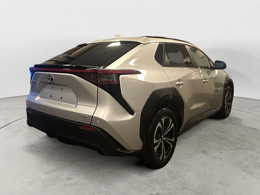 Used 2023 Elemental Silver Toyota XLE image 5