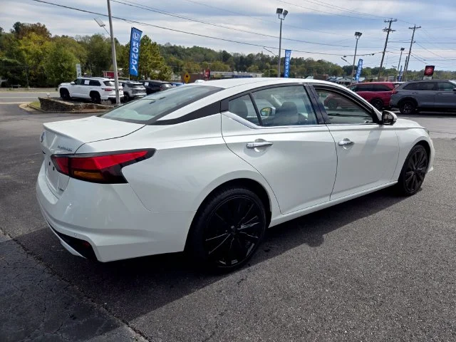 Used 2022 White Nissan 2.5 Platinum image 8