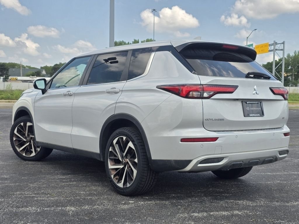 Used 2022 White Mitsubishi SE image 13