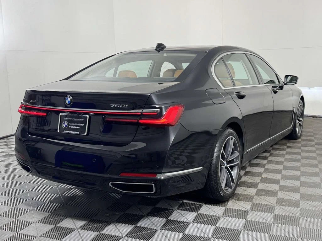 New 2022 Black BMW 750i xDrive image 10