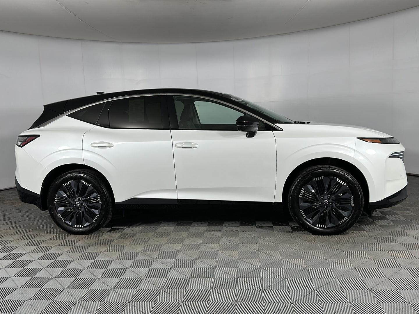 Used 2025 Everest White Pearl Tricoat/Super Black Nissan Platinum image 29