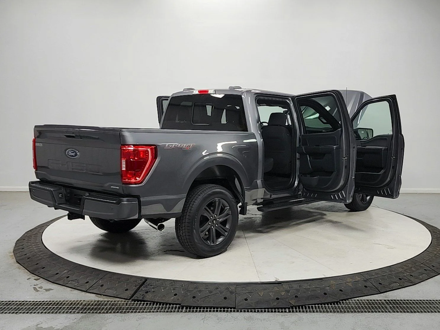 Used 2023 Gray Metallic Ford XLT image 15