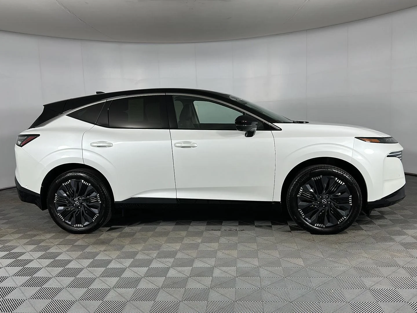 Used 2025 Everest White Pearl Tricoat/Super Black Nissan Platinum image 29