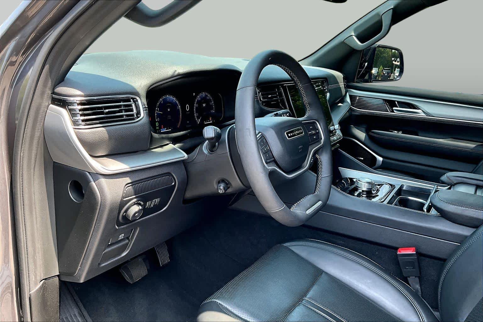 Used 2025 Baltic Gray Metallic Clearcoat Jeep  image 18